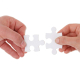 Zwei Hände mit jeweils einem Puzzleteil für fylr-Partner werden