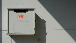 Briefkasten mit fylr-Logo